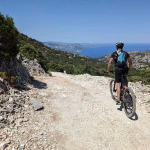 Tour e-bike in Sardegna con guida locale