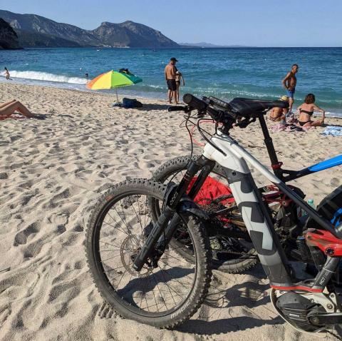 Tour e-bike in Sardegna con guida locale